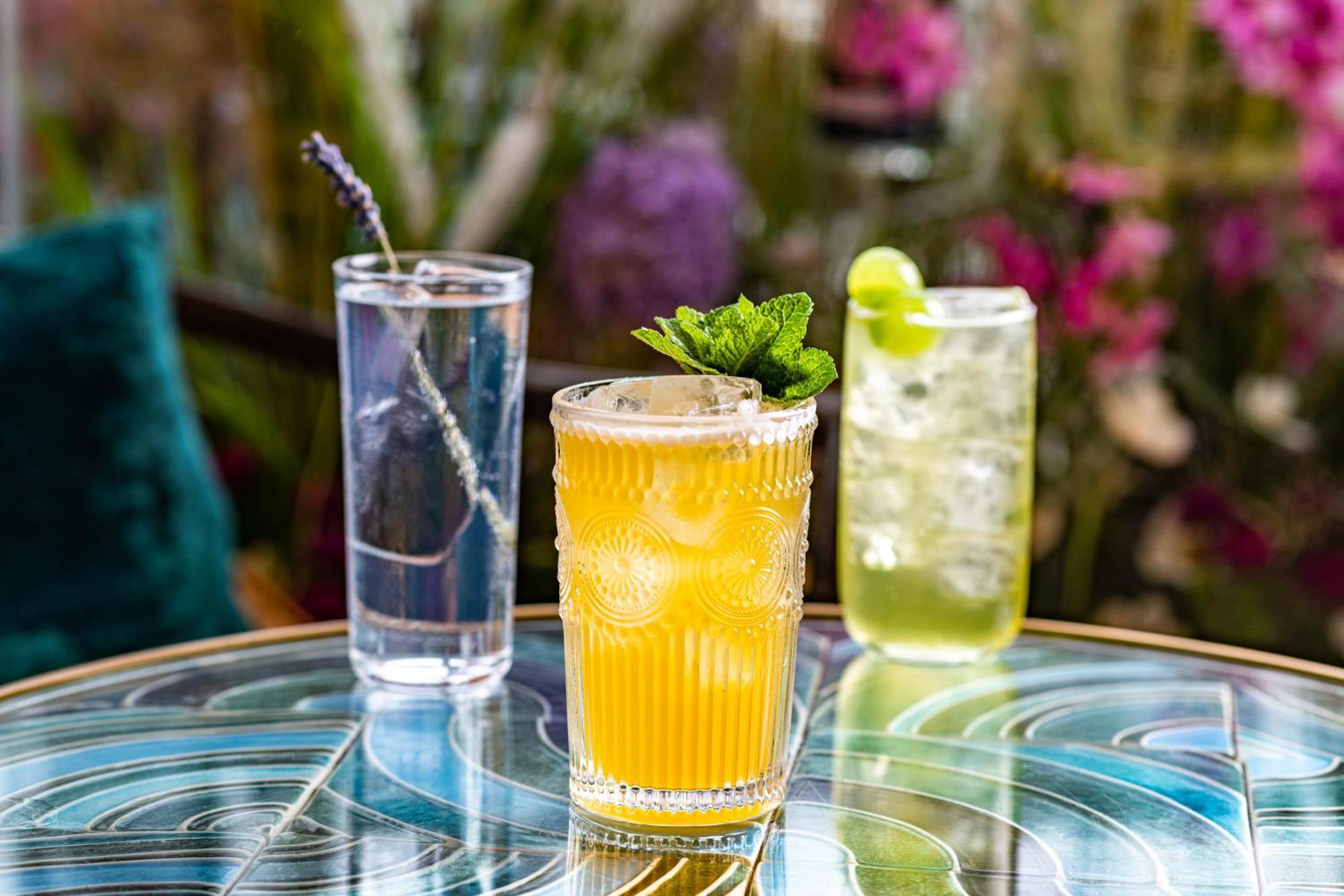 Harbour Hotel & Spa Southampton Kültér fotó Cocktails at the bar