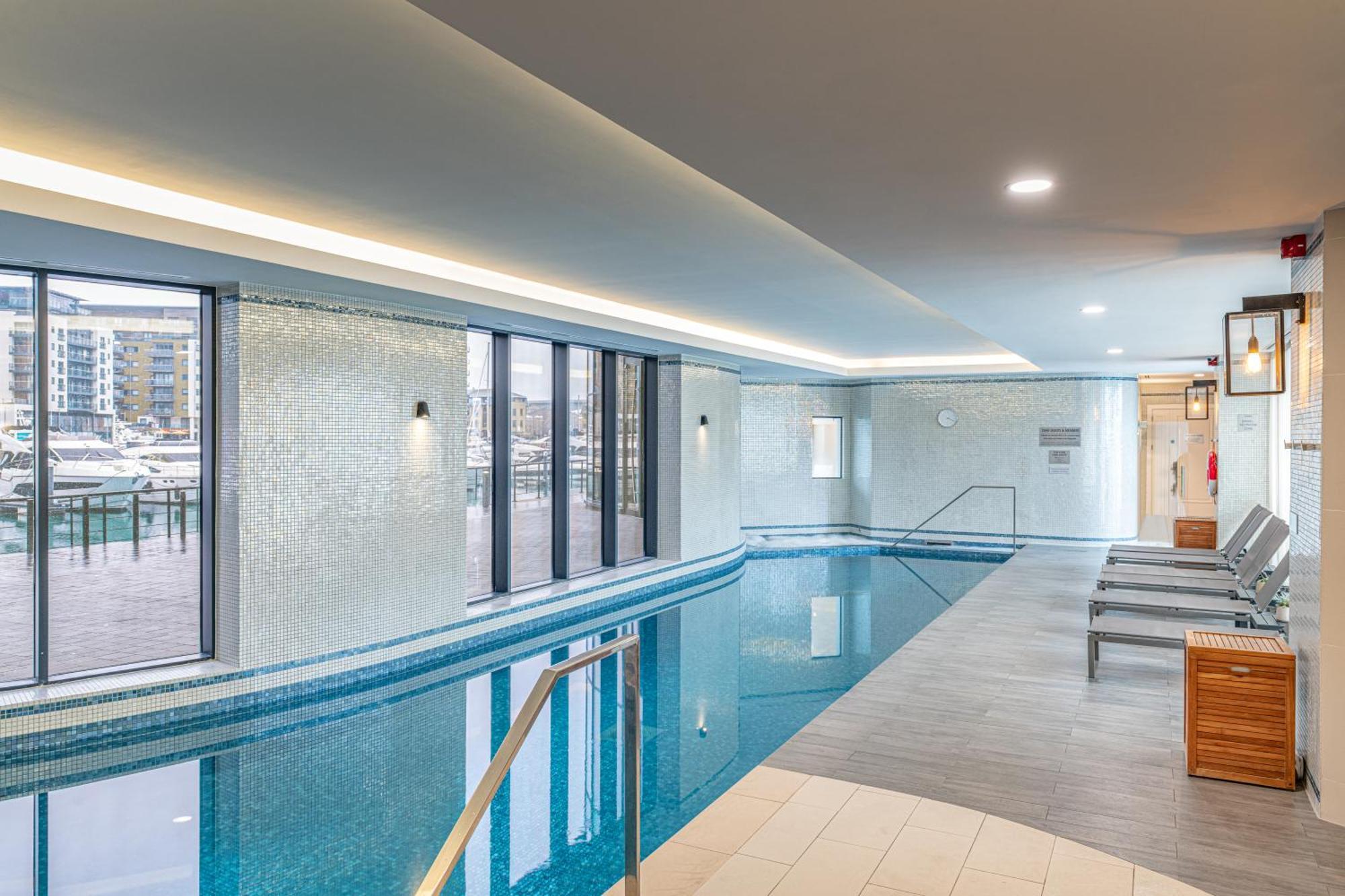 Harbour Hotel & Spa Southampton Kültér fotó The pool at the hotel