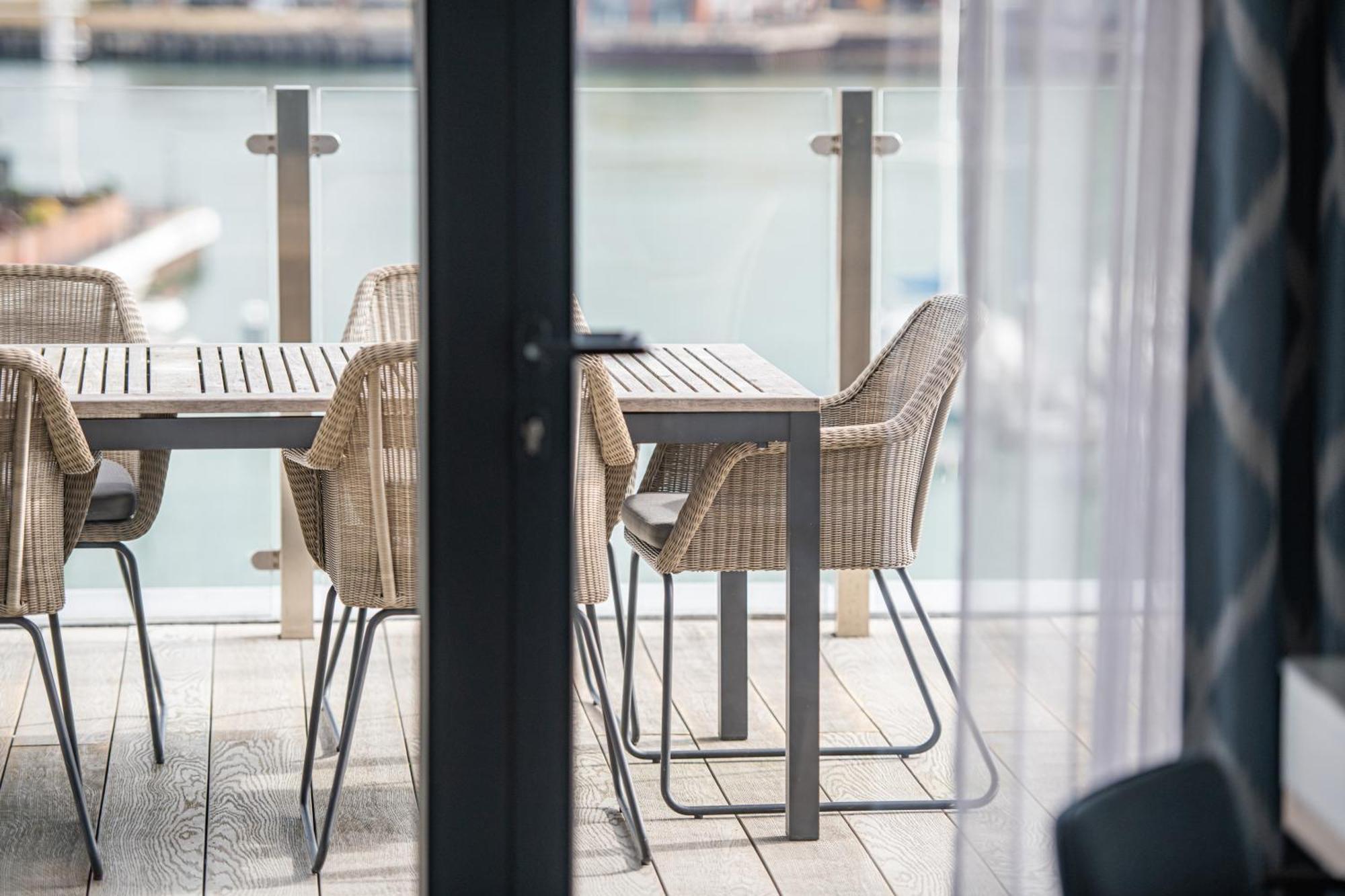 Harbour Hotel & Spa Southampton Szoba fotó The deck of a floating home