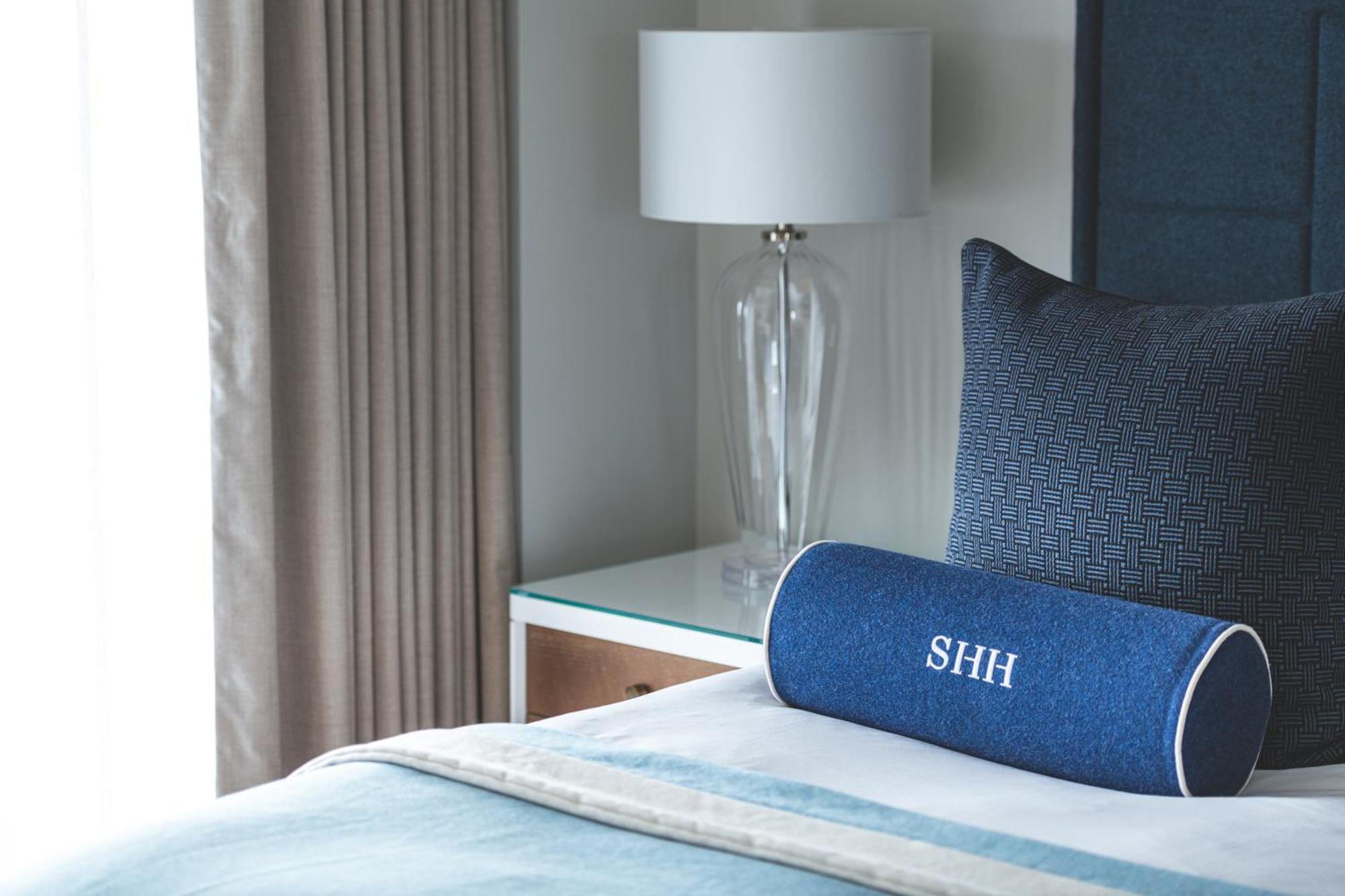 Harbour Hotel & Spa Southampton Szoba fotó A bolster pillow