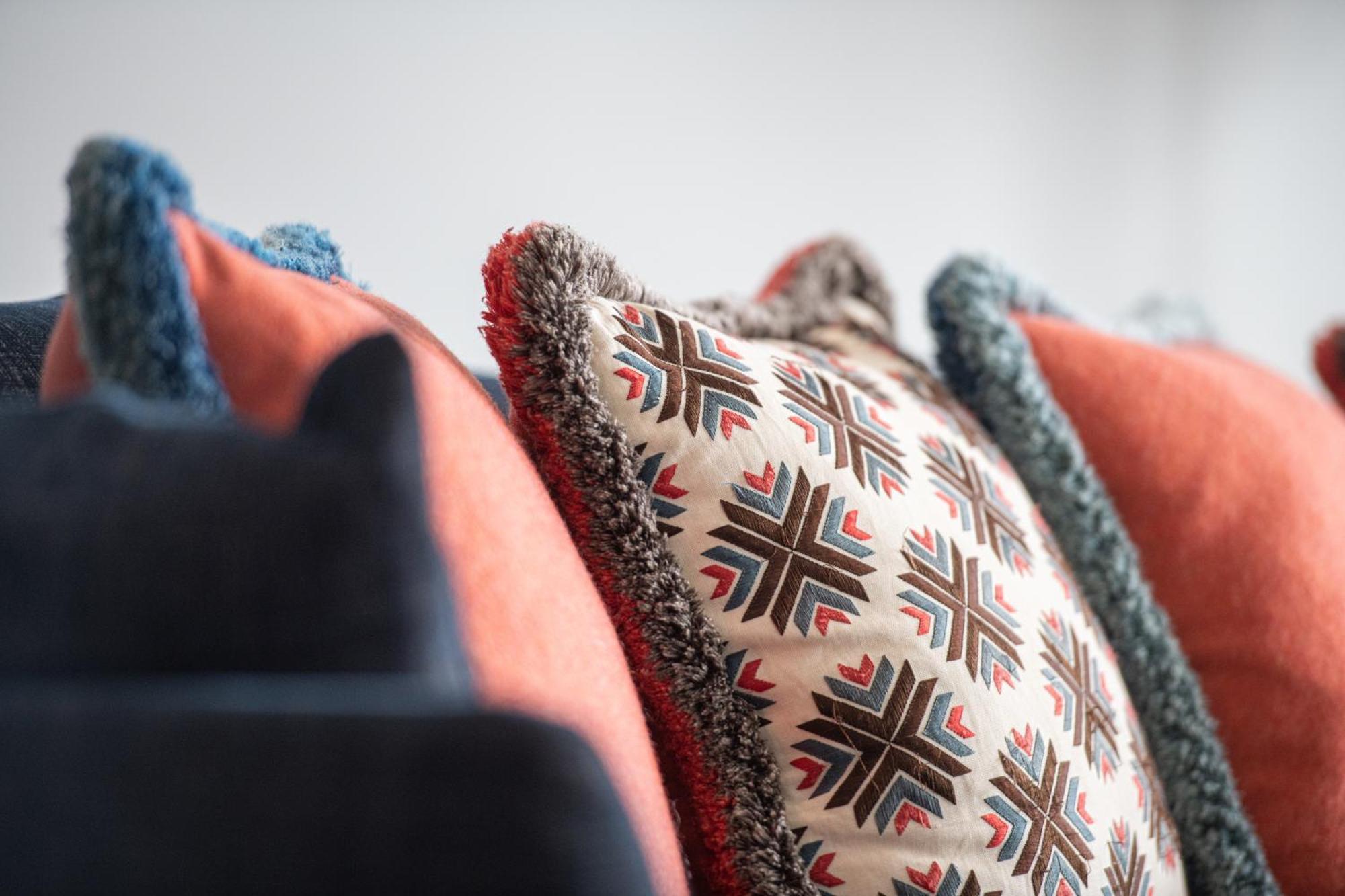 Harbour Hotel & Spa Southampton Szoba fotó A collection of cushions