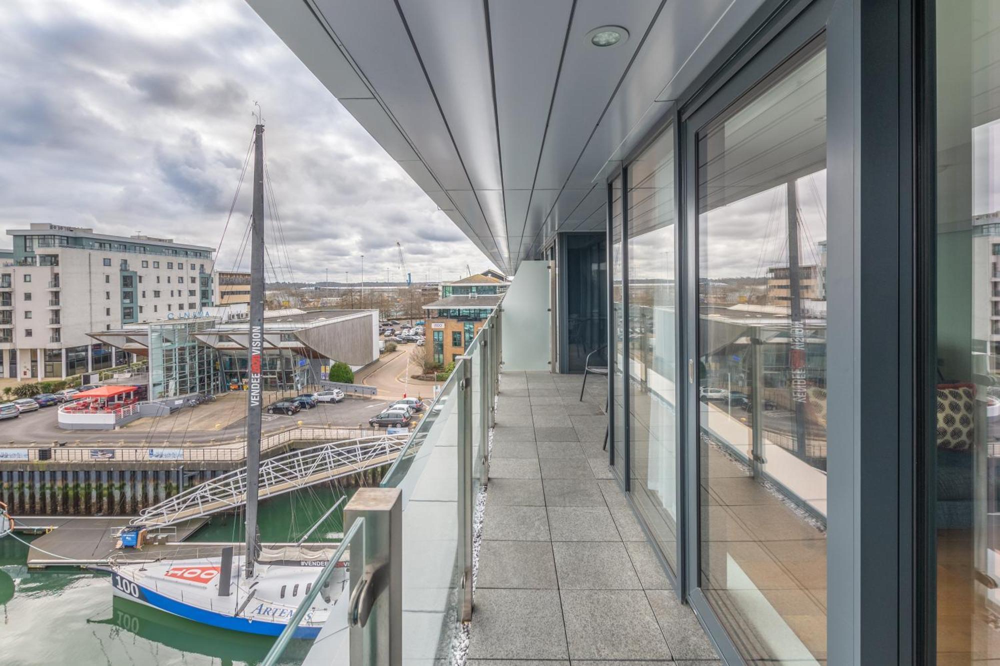 Harbour Hotel & Spa Southampton Szoba fotó The view from the balcony of a penthouse apartment