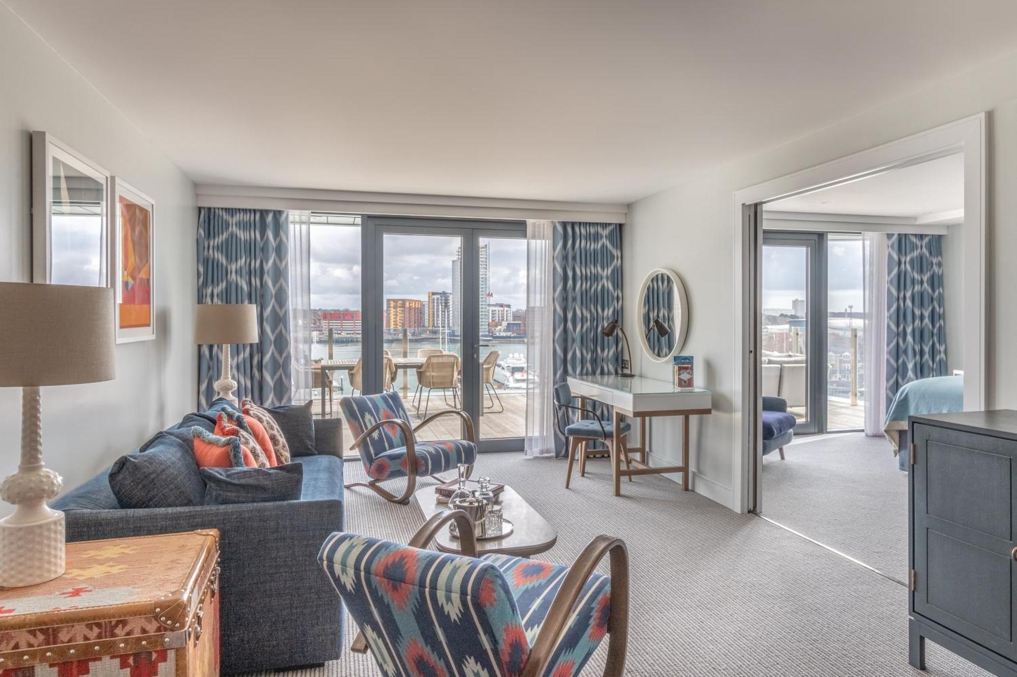 Harbour Hotel & Spa Southampton Szoba fotó A living room at The Drake