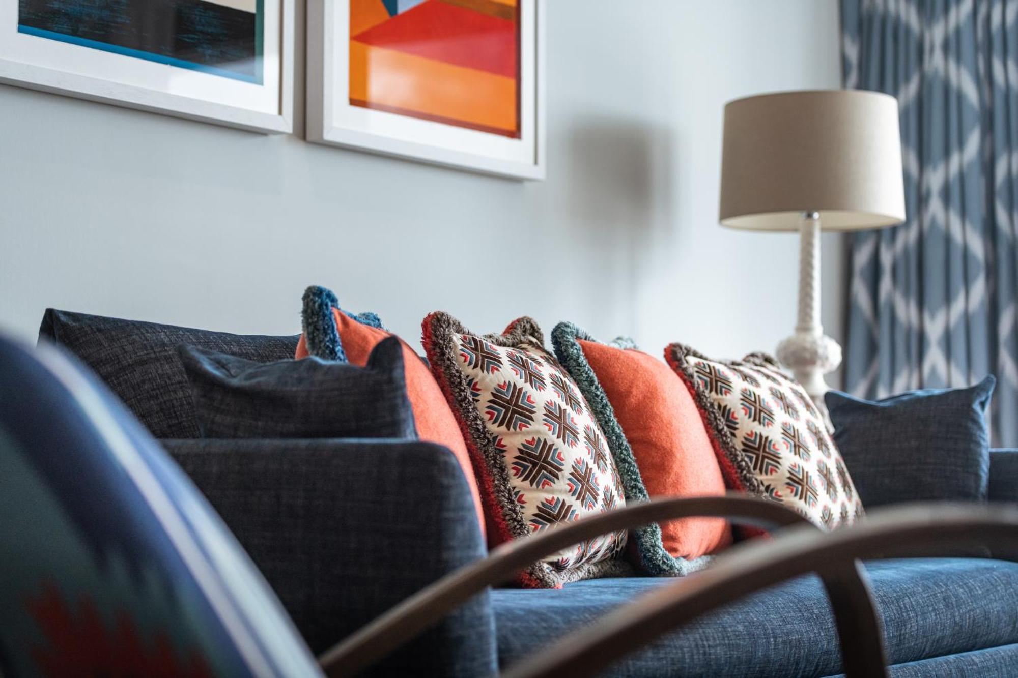 Harbour Hotel & Spa Southampton Szoba fotó A sofa with cushions