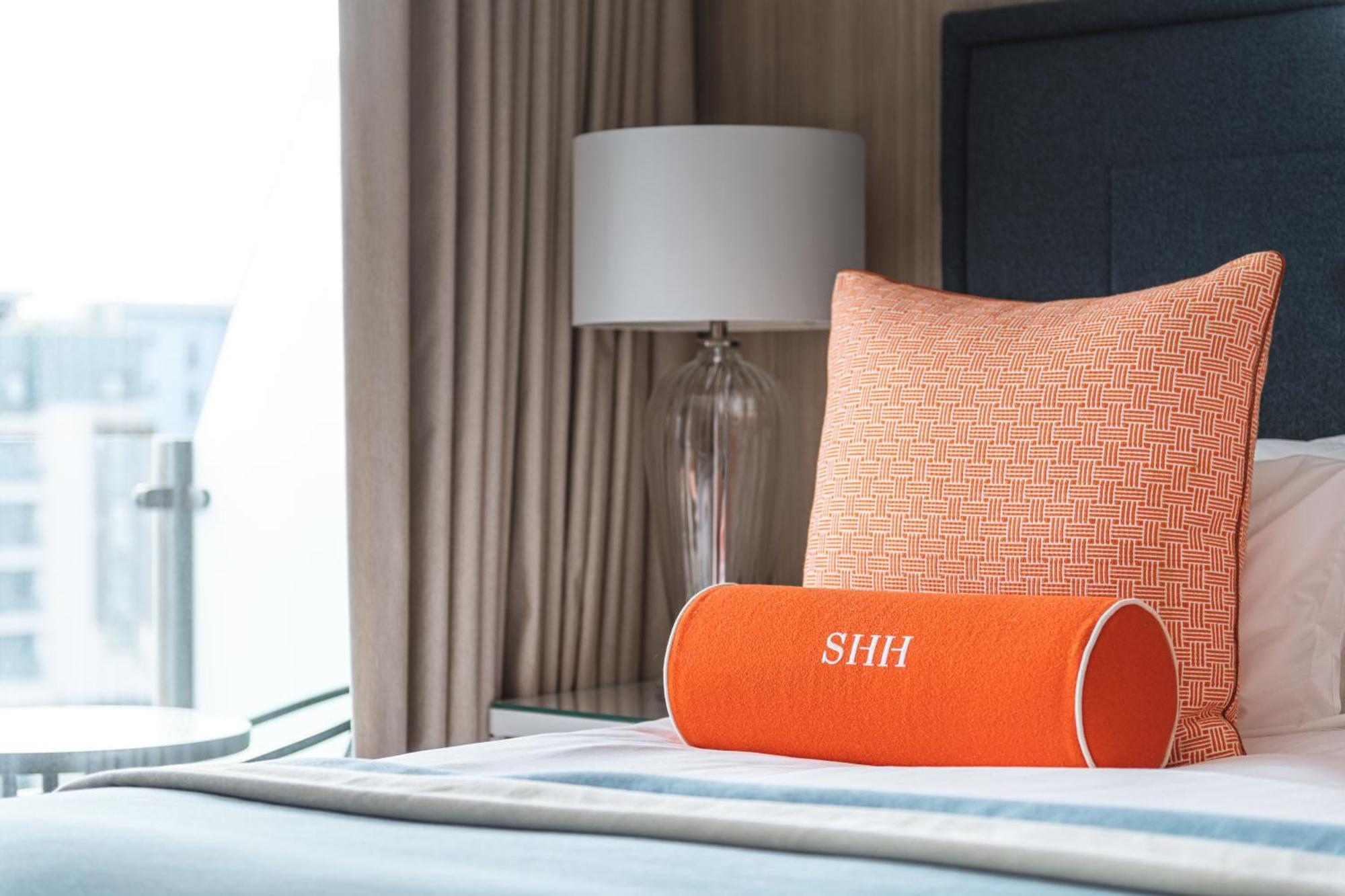 Harbour Hotel & Spa Southampton Szoba fotó A bolster pillow