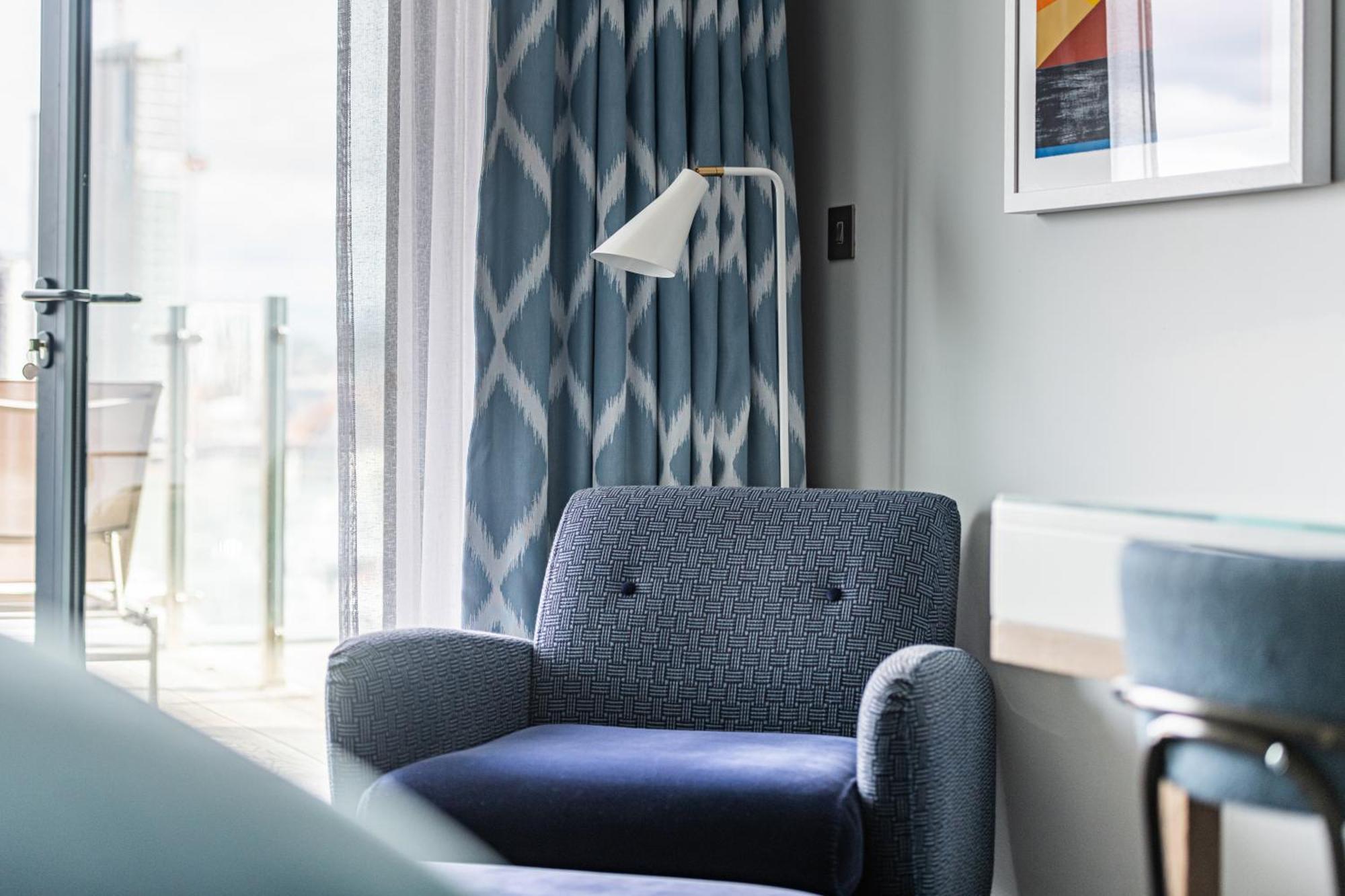 Harbour Hotel & Spa Southampton Kültér fotó A floor lamp