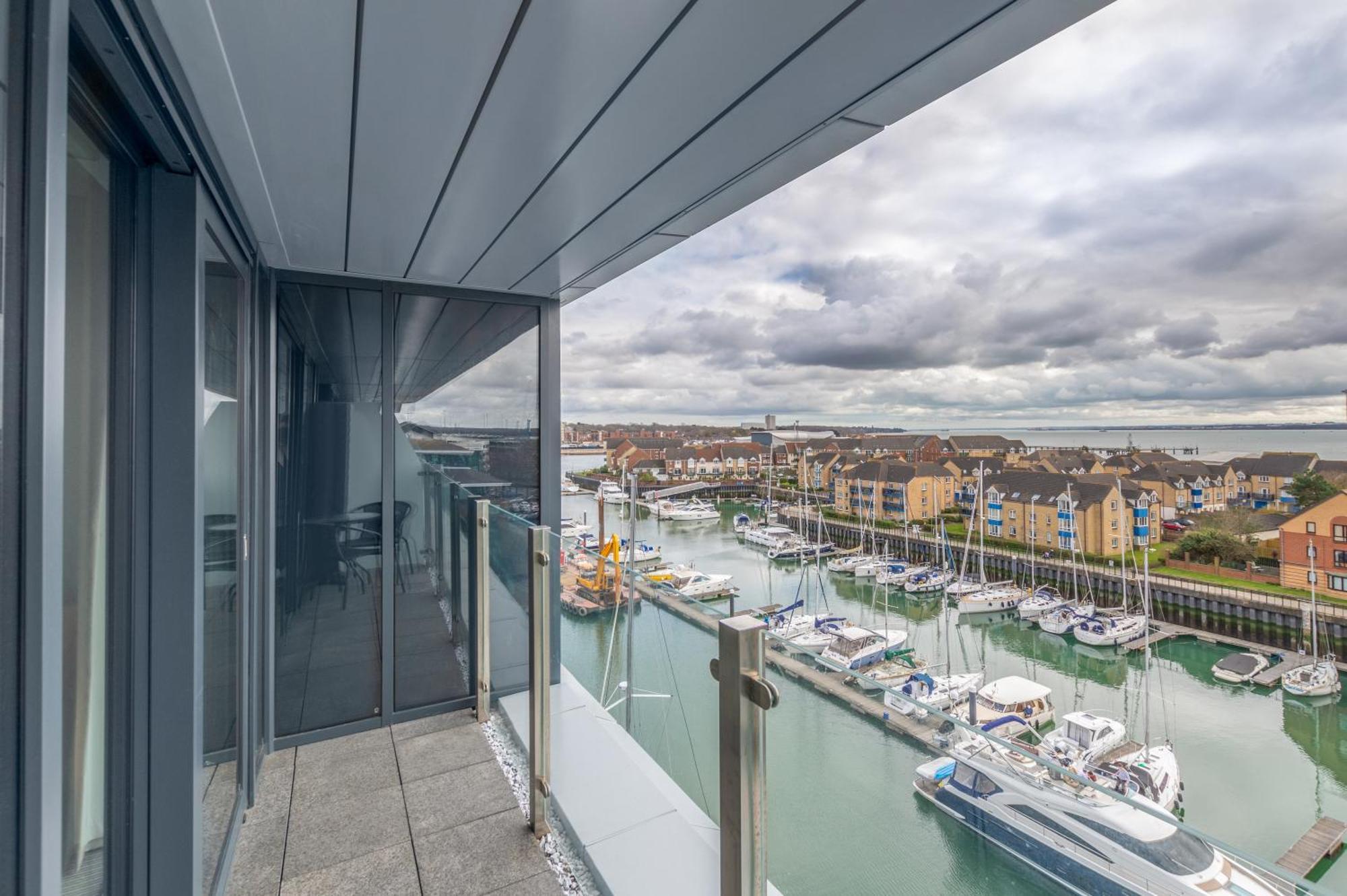 Harbour Hotel & Spa Southampton Szoba fotó View from a balcony at Ocean Village Marina