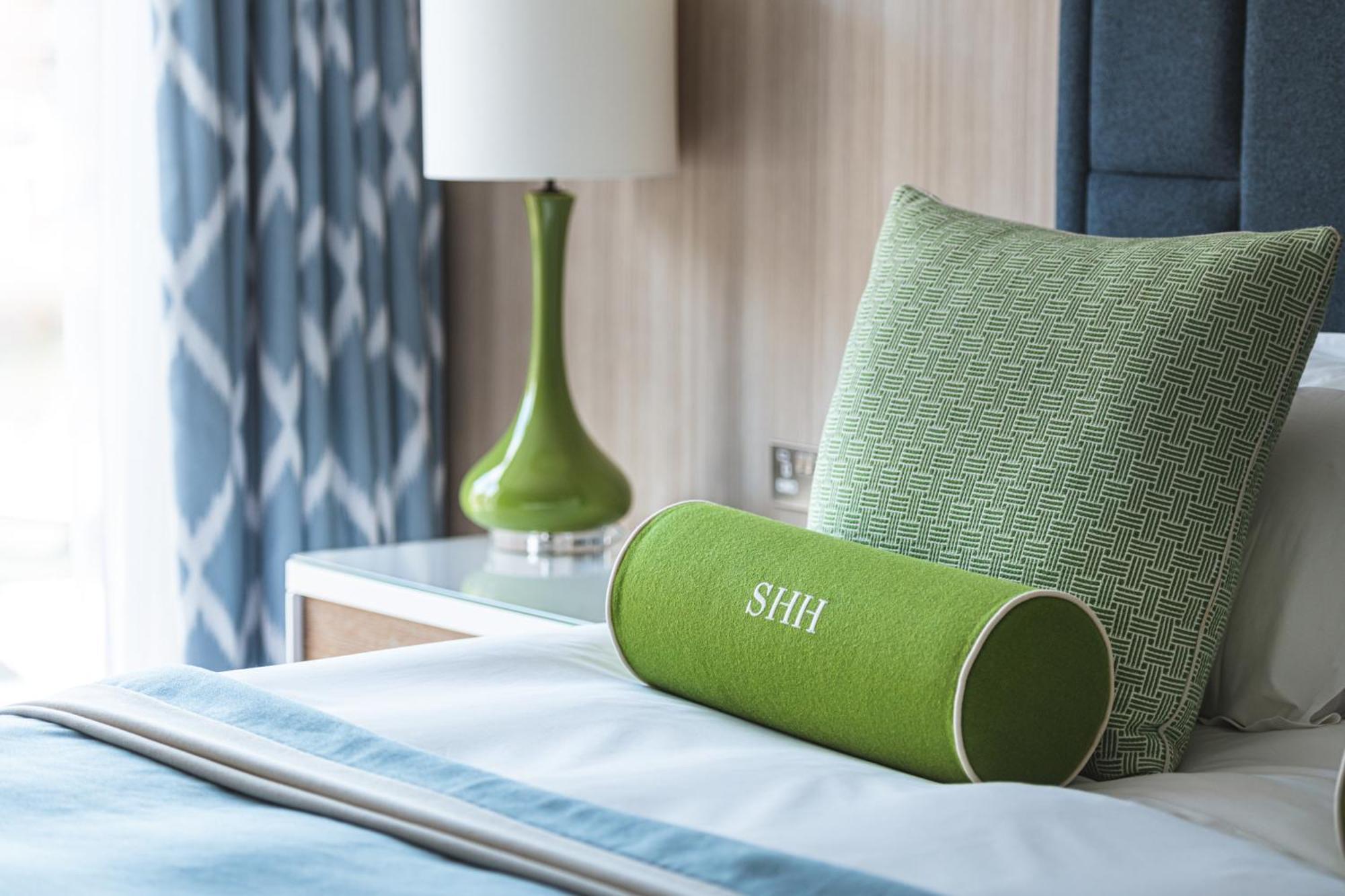 Harbour Hotel & Spa Southampton Kültér fotó A bolster pillow