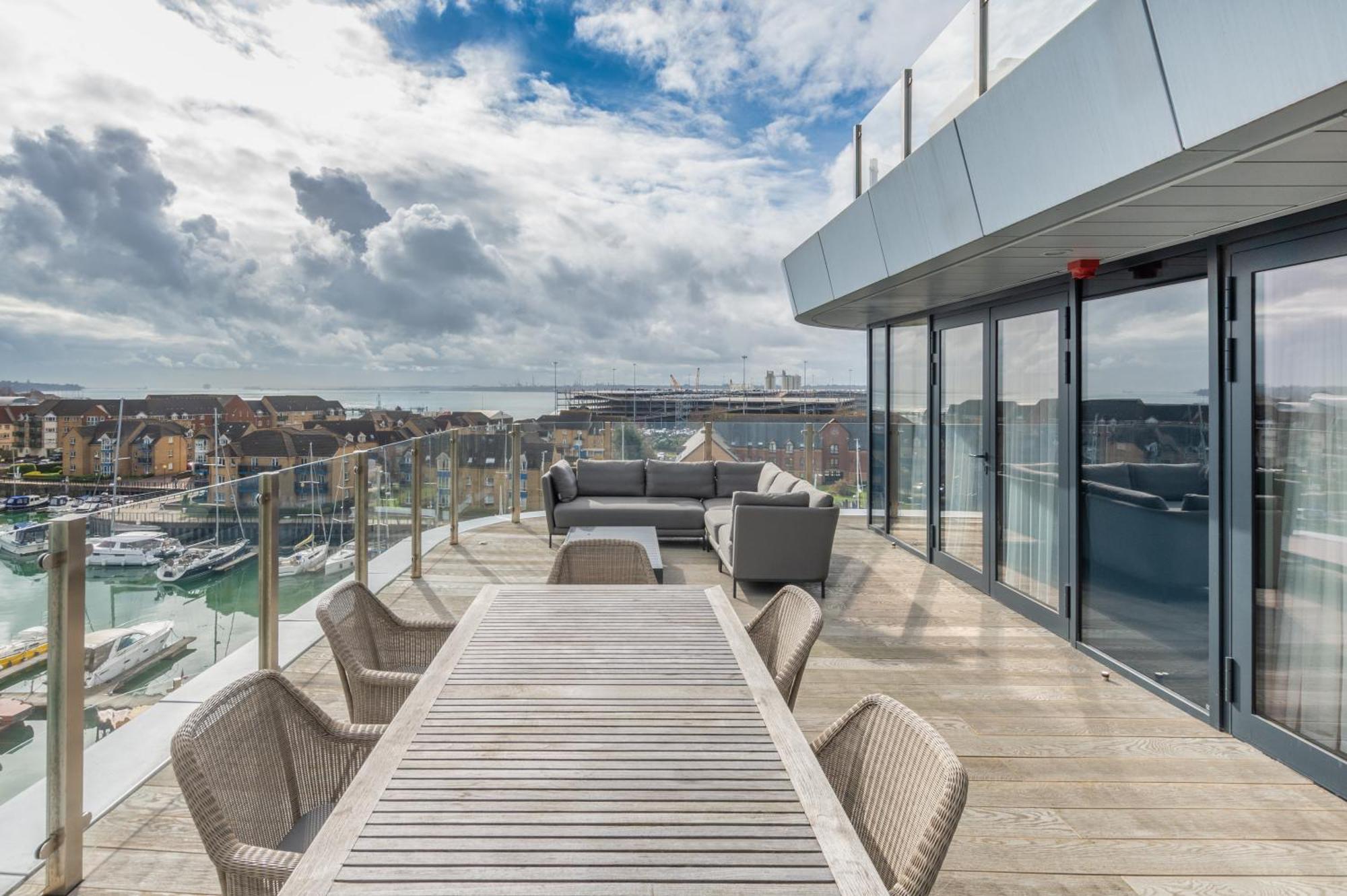 Harbour Hotel & Spa Southampton Szoba fotó The rooftop terrace