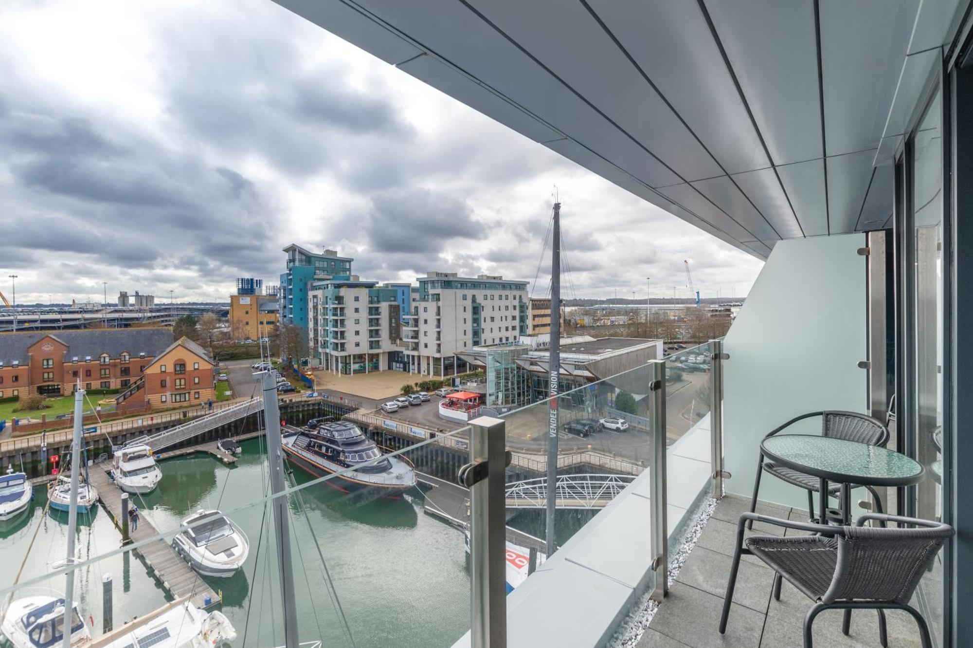 Harbour Hotel & Spa Southampton Szoba fotó View from a balcony at The Beacon