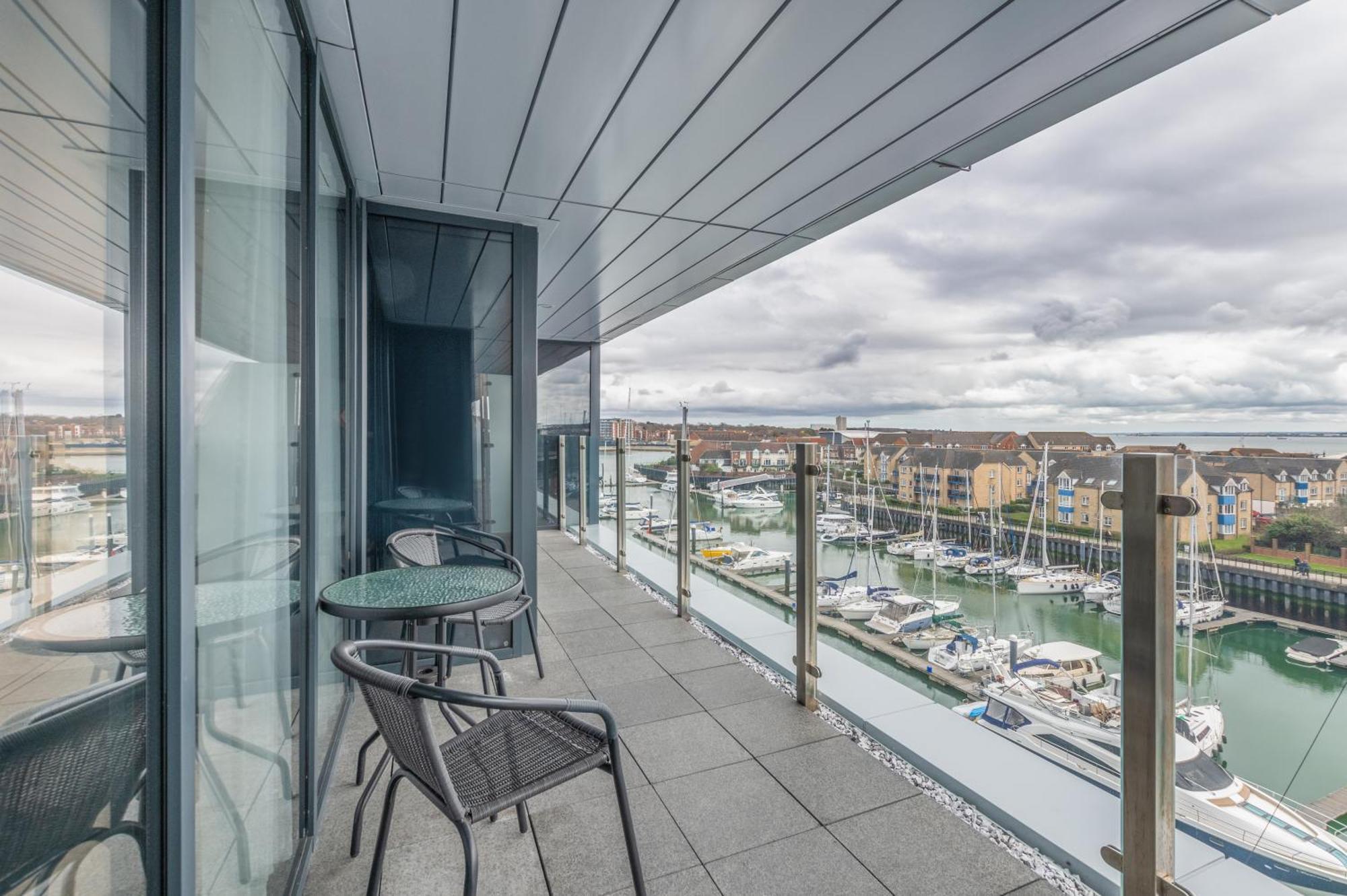 Harbour Hotel & Spa Southampton Szoba fotó The view from the balcony of a penthouse apartment at The Beacon